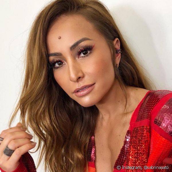 O delineado vermelho de Sabrina Sato chamou a atenção das apaixonadas por maquiagem! (Foto: Instagram @sabrinasato)